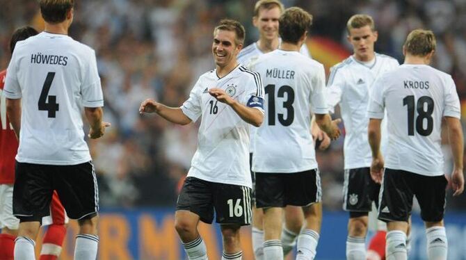 Die deutschen Nationalspieler freuen sich über den 3:0-Sieg gegen Österreich. Foto: Andreas Gebert