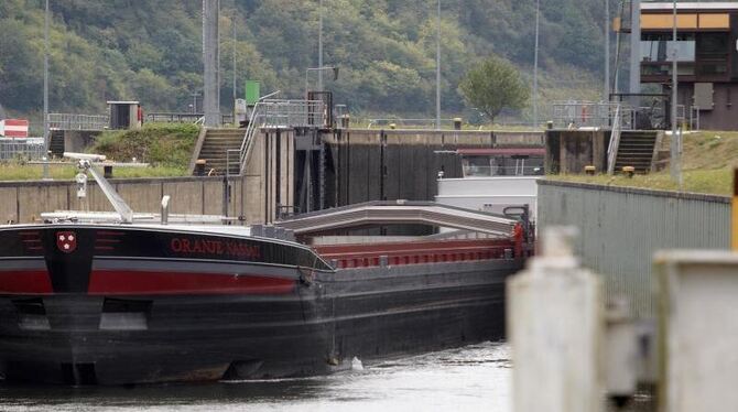 Ein Frachtschiff verlässt die Schleusenkammer der Moselschleuse Lehmen (Rheinland-Pfalz). Foto: Thomas Frey/Archiv