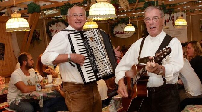 Letztmals dabei: Das Weindorf-Duo Norbert Etzler und Horst Dreisbach (rechts) beim Reutlinger Herbst 2013.ei: Das Weindorf-Duo N