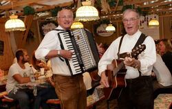 Letztmals dabei: Das Weindorf-Duo Norbert Etzler und Horst Dreisbach (rechts) beim Reutlinger Herbst 2013.ei: Das Weindorf-Duo N