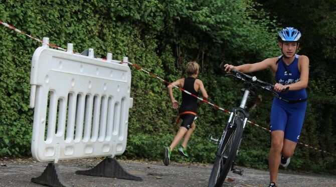 Radeln, Schwimmen und Laufen – der Vfl Pfullingen hatte zum Dreikampf eingeladen. FOTOS: SCHULT