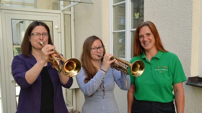 Fasziniert von Blasinstrumenten (von links): Regina Graeber, Katrin Kilian und Gabi Rall.  GEA-FOTO: BARAL