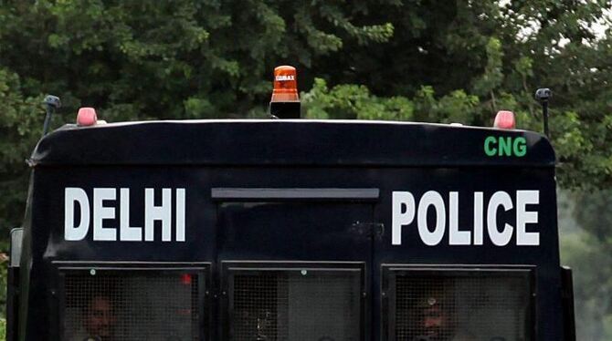 Ein Wagen der Polizei von Delhi bringt Gefangene aus dem Gerichtskomplex. Foto: Money Sharma