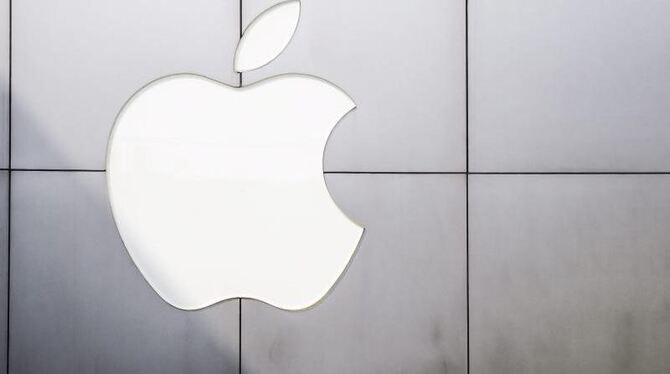 Das Apple-Logo am »flagship store« des Konzerns in Peking. Foto: Adrian Bradshaw