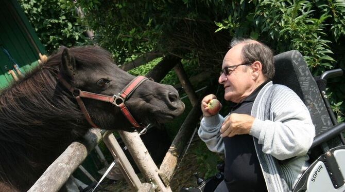 Willi Rudolf in seinem Garten in Öschingen. FOTO: Hailfinger