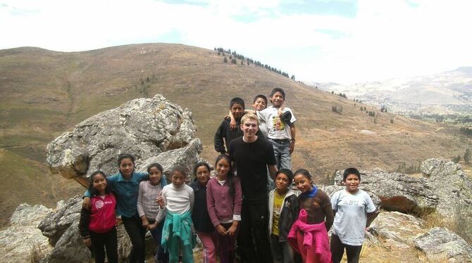 Simon Kirschner aus Dörnach im Hochland von Peru umringt von Kindern. Nach seinem sozialen Jahr, beginnt er jetzt zu studieren.