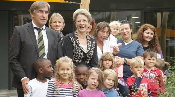 Freuen sich gemeinsam über eine gelungene Einweihung: Oberbürgermeisterin Barbara Bosch (Mitte), GWG-Chef Karl-Heinz Walter (lin