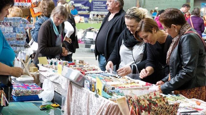 Kreatives boomt – hauptsächlich bei Frauen, die den Großteil der Besucher in der Eishalle ausmachten. FOTO: ZAWADIL.