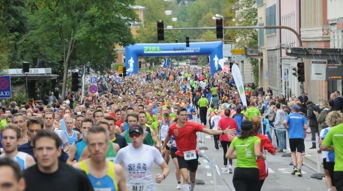 Begegnung in der Wilhelmstraße: Die Läufer links sind eben gestartet, die aus dem langsameren Lauf (rechts) haben das Ziel schon