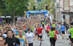 Begegnung in der Wilhelmstraße: Die Läufer links sind eben gestartet, die aus dem langsameren Lauf (rechts) haben das Ziel schon