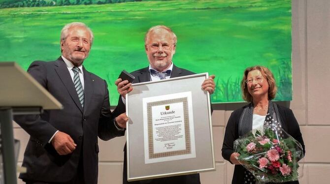 Holger Dembek hält die Urkune, die ihm Rudolf Rampf (links) überreicht hat, rechts Dembeks Frau Margarete.