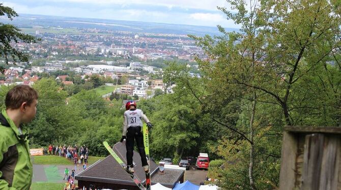 Sie trauen sich was, die jungen Skispringer, die gestern auf der Pfullinger Ursulaberg-Schanze ihren Sommereinsatz hatten.  FOTO