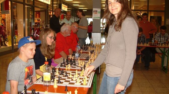 Eine deutsche Meisterin gegen zwölf versierte Vereins-Schachspieler: Elke Sautter entschied das Turnier mit 9:3 für sich.  FOTO: