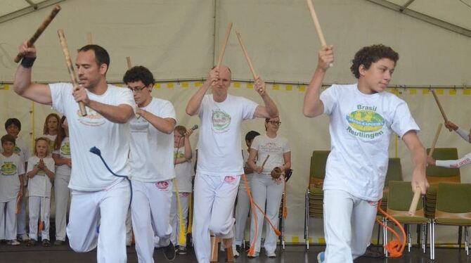 Der Kampftanz Capoeira kann zur »Lösung emotionaler Blockaden« beitragen, wie ein Kampftänzer den Zuschauern erklärte. FOTO: SAN