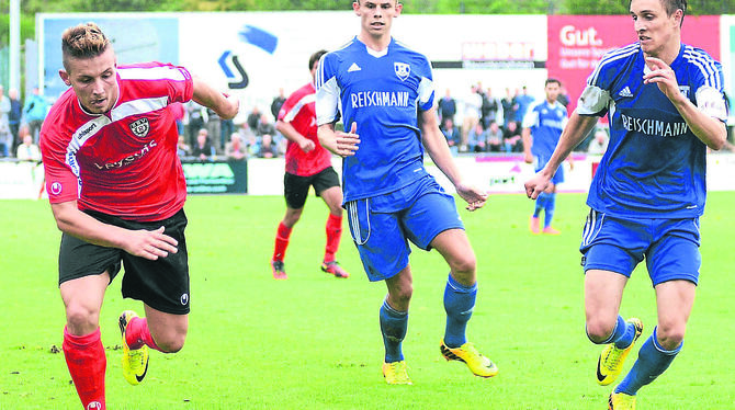 Deutete bei seinem Oberliga-Debüt für den SSV sein Können an: Hasan Pepic (links).   FOTO: BAUR