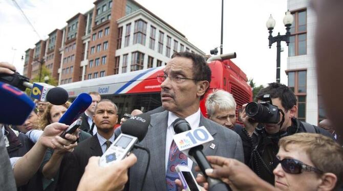 Ratlosigkeit: Washingtons Bürgermeister Vincent Gray vor der Presse. Foto: Jim Lo Sclazo