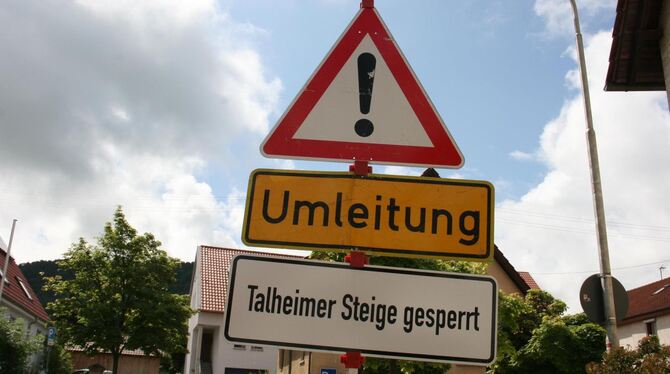 Kein Hochkommen: Seit Juni ist die Verbindungsstraße zwischen Talheim und Melchingen dicht.  GEA-FOTO: HAI