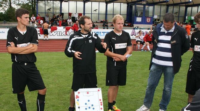 Mehr als zufrieden: Trainer Christoph Pflumm (Zweiter von links) mit Organisator und Spieler Lucas Manz (Dritter von links) und