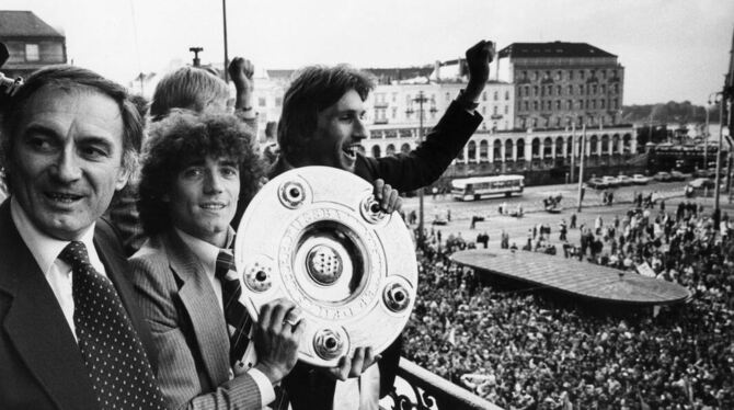 Endlich wieder Meister: HSV-Trainer Branko Zebec mit Kevin Keegan und Manfred Kaltz bei der Feier auf dem Rathausbalkon.  FOTO: