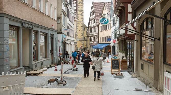 In der unteren Katharinenstraße laufen die Bauarbeiten noch. Für die Fußgänger ist ein Weg aus Holzplatten verlegt.  FOTO: TRINK