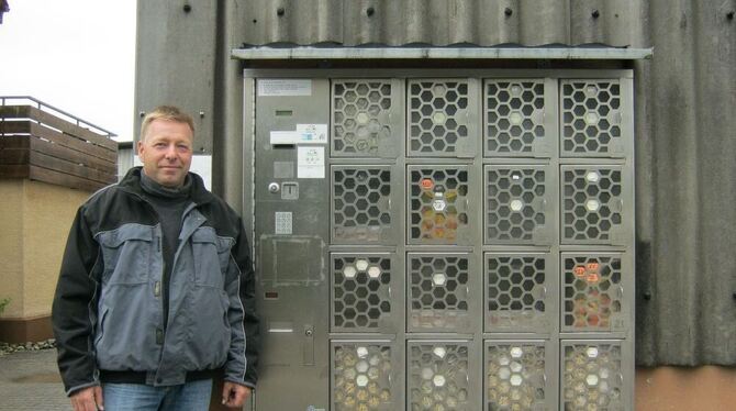 Landwirt Ingolf Kasch neben seinem Eier- Apfelsaft- und Heuautomaten. FOTO: ESZ