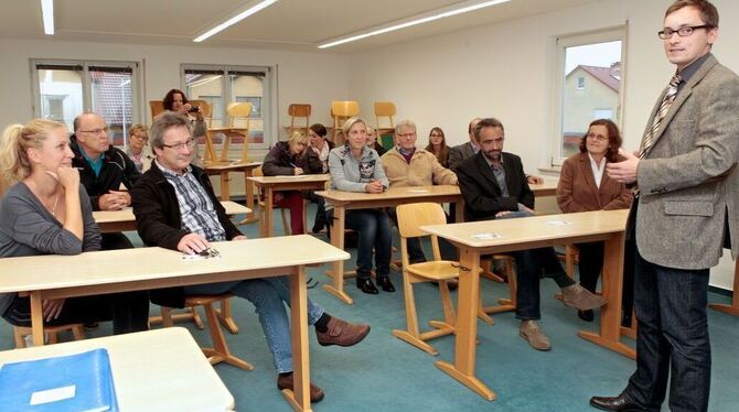 Die Gemeinderäte durften Probe sitzen, Bürgermeister Steffen Heß übernahm fürs Foto den Part des Klassenlehrers. FOTO: HAMMER