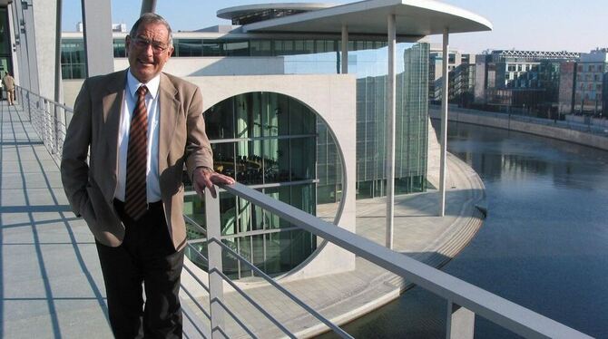 Ernst-Reinhard Beck auf dem Steg zwischen Löbe-Haus und Lüders-Haus in Berlin. Der erfindungsreiche Berliner Volksmund nennt die