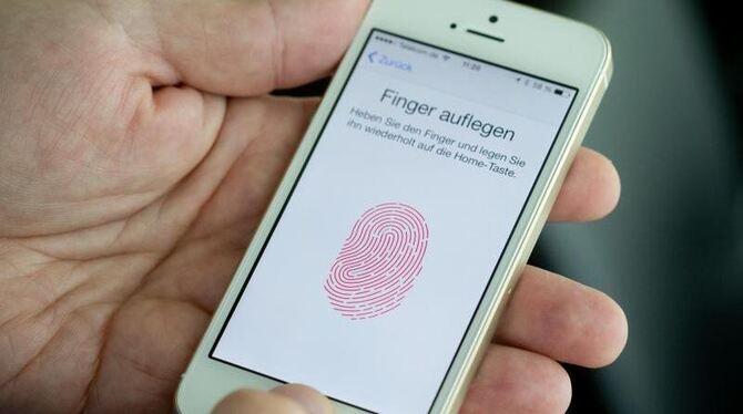 Im Home-Button des neuen iPhone 5s befindet sich ein Fingerabdruckscanner, der auf Wunsch des Anwenders das Telefon entsperre