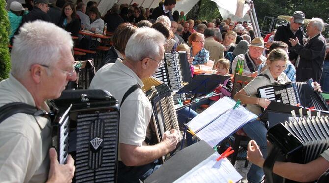 Mit Musik, Festreden und kulinarischen Schmankerln ließen Wandersleute den Roßbergturm hochleben.