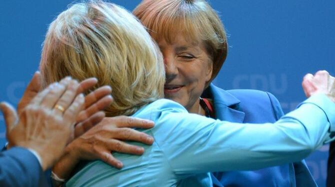 Kanzlerin Angela Merkel und Ursula von der Leyen reagieren auf die Ergebnisse der Wahl. Foto: Marcus Brandt