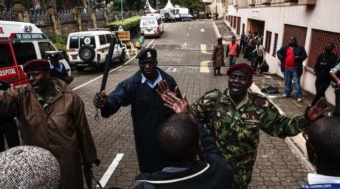 Vor dem Westgate-Einkaufszentrum in Nairobi verwehren Polizei und Militär Reportern den Zugang. Die kenianische Regierung ver