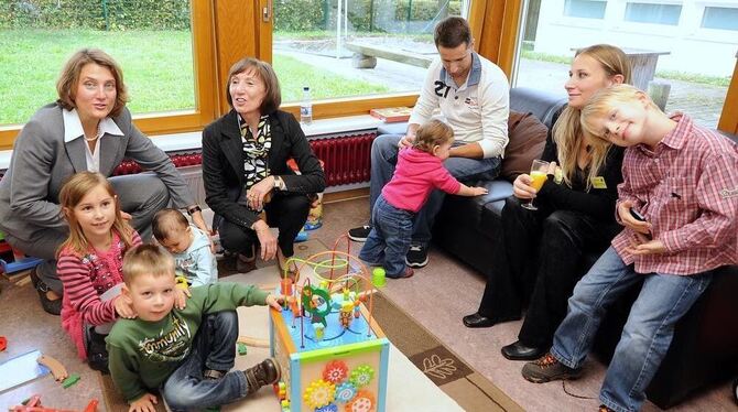 Walddorfhäslachs Bürgermeisterin Silke Höflinger (hinten links) eröffnete gemeinsam mit Anne Mack (rechts neben ihr) die beiden