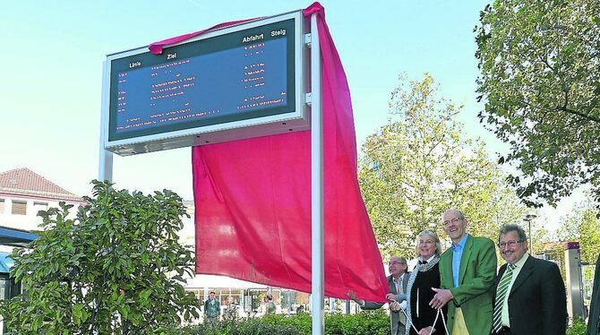 Übergabe der neuen Info-Tafel am Regionalbusbahnhof (von links): Dieter Unseld (Bahn AG), Ulrike Hotz, Hans-Jürgen Stede und Joh