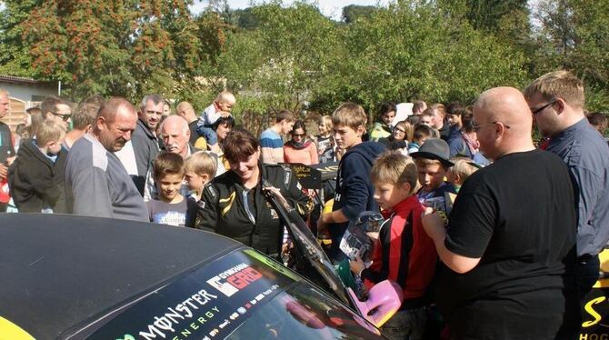 Nach der Driftshow wurden die Fahrer Alex und Corinna Gräff umringt vom Publikum. FOTO: FRÜH