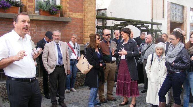 Auf Völter-Tour durch Metzingen: Stadtarchivar Rolf Bidlingmaier (links) führt die Weitgereisten zu ehemaligen Wirkungsstätten d