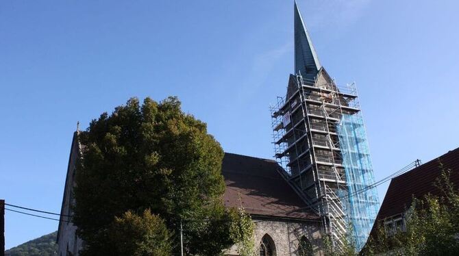 Von außen nicht sichtbar, wurden Kirchturm und Kirchenschiff durch im Dachstuhl neu angebrachte Stahlverstrebungen fest miteinan