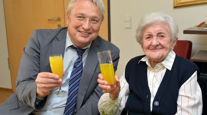 Stoßen mit Fanta und Orangensaft an: Elisabeth Mayer und Bürgermeister Robert Hahn.FOTO: NIETHAMMER