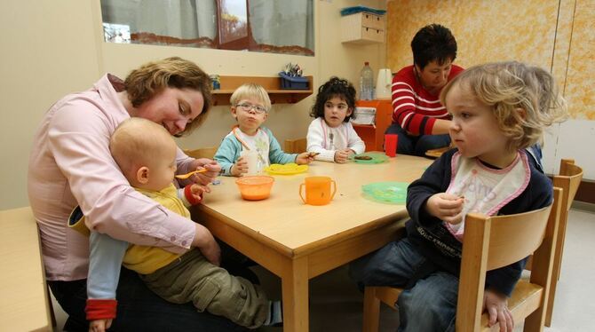 Füttern, erklären, schlafen legen. Die Kleinkinderbetreuung ist eine komplexe wie verantwortungsvolle Materie.	ARCHIVFOTO: DPA