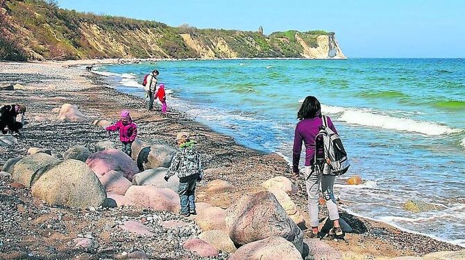 Ausgedehnte Spaziergänge an der gesunden Seeluft sind auf Rügen ein besonderes Erlebnis.Foto: GEW