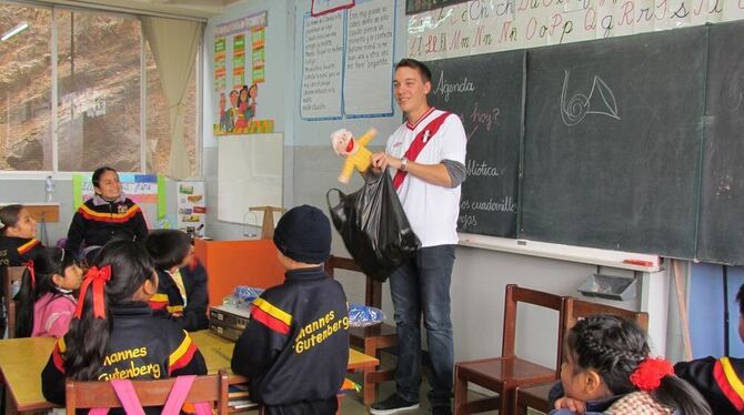 Szene aus einer anderen Welt: Julian Schneider beim Unterricht in der Johannes-Gutenberg-Schule im peruanischen Lima.  FOTO: PR