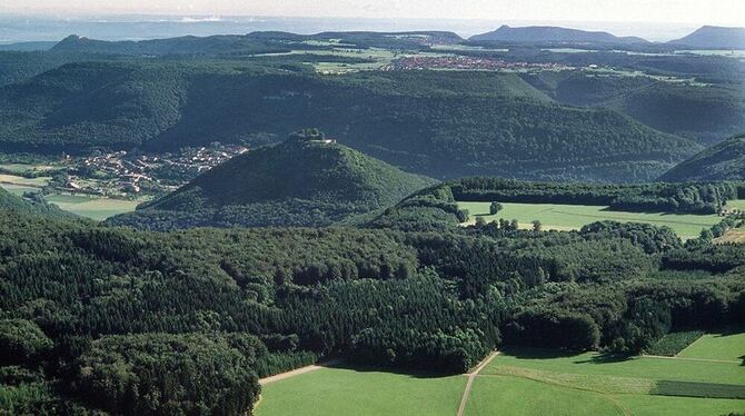 Die einmalig schöne Trauflandschaft der Schwäbischen Alb – hier bei Bad Urach – soll nicht von Windkraftanlagen verunstaltet wer