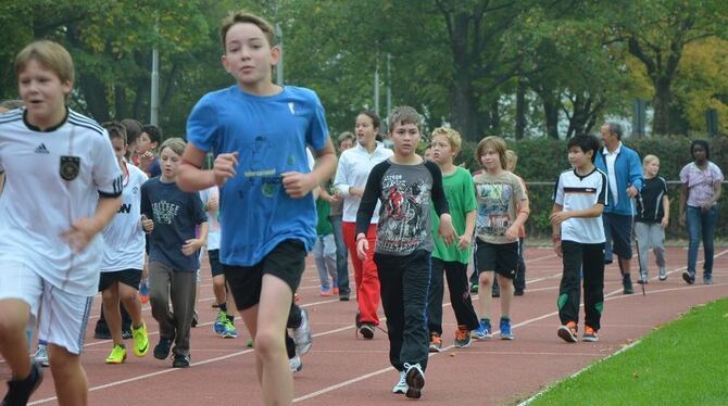 Die Schüler der Wilhelm-Hauff-Realschule rennen für den guten Zweck. FOTO: ANN