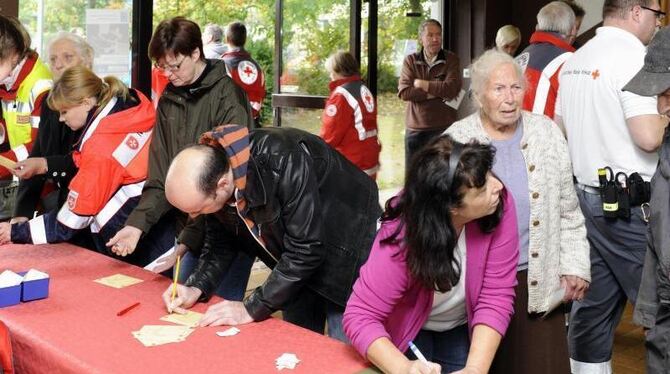 Papierkram: Anwohner werden in einer Turnhalle untergebracht. Foto: Klaus Venus