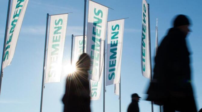 Siemens will bis 2014 weltweit insgesamt 15 000 Stellen streichen, davon 5000 in Deutschland. Foto: Peter Kneffel/aRCHIV