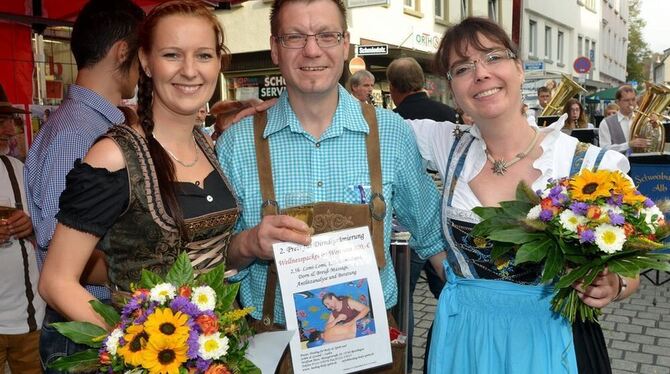 Die glücklichen Gewinner des Dirndl-Wettbewerbs. FOTO: NIETHAMMER