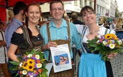 Die glücklichen Gewinner des Dirndl-Wettbewerbs. FOTO: NIETHAMMER