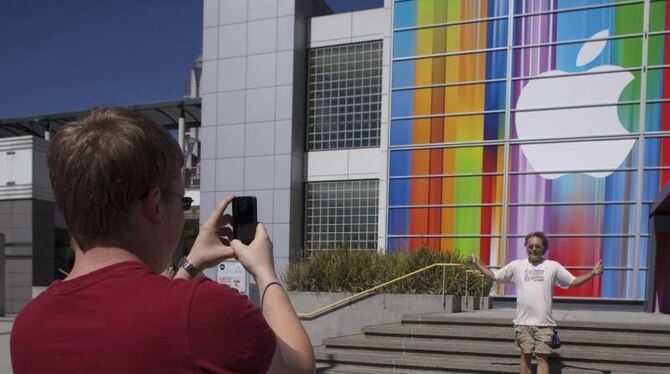 Ein Tourist posiert vor einem Apple-Logo in San Francisco: Dank des Erfolgs von iPhone und iPad wird Apple zur weltweit wertv