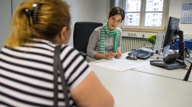 Die städtische Beraterin Marina Hedvizak (rechts) von der Erstberatungsstelle Südosteuropa spricht in Mannheim mit einer Bulgari