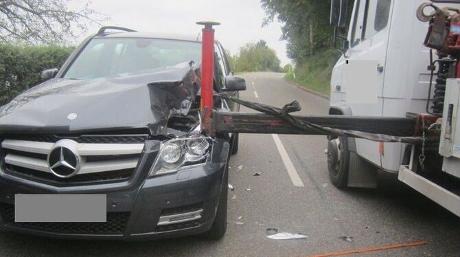 Die Metallstütze des Lkws bohrte sich in den Mercedes und riss Motorhaube und Kotflügel auf. FOTO: PD