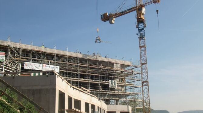 Was jetzt noch offen ist, wird nachher alles verglast sein. Beim Hotel-Neubau läuft bislang alles rund.   FOTO: MAK